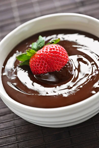 Fresa sumergida en chocolate — Foto de Stock