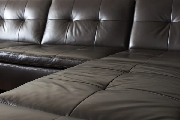 Чорний шкіряний диван — стокове фото