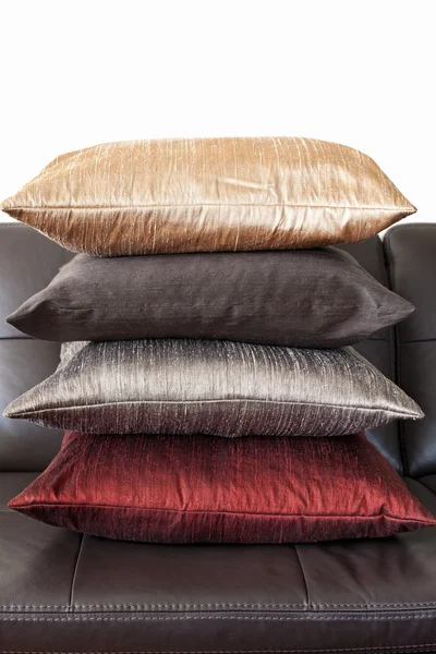 Подушки на кожаном диване — стоковое фото