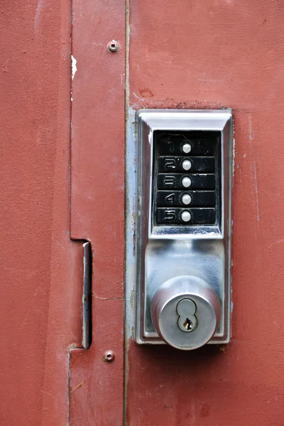 Cerradura de seguridad en puerta metálica — Foto de Stock