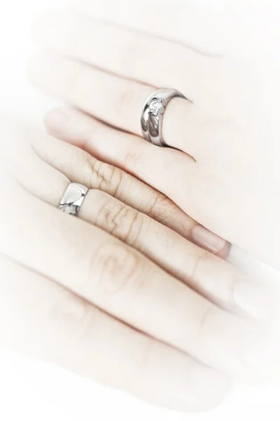 Mãos usando anéis de casamento — Fotografia de Stock