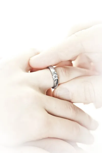 Hombre poniendo anillo de compromiso en el dedo — Foto de Stock