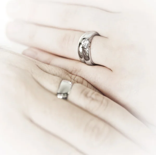 Manos usando anillos de boda — Foto de Stock