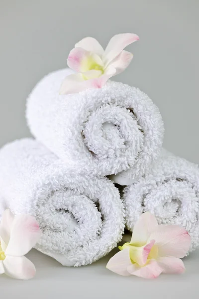 Weiße aufgerollte Wellness-Handtücher — Stockfoto