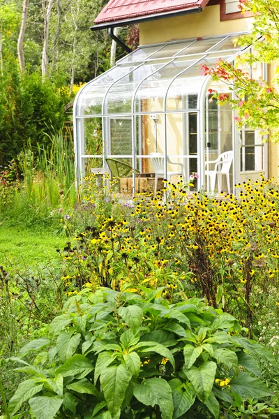 サンルームと自宅の庭 — ストック写真