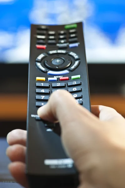 Mano con control remoto de televisión — Foto de Stock