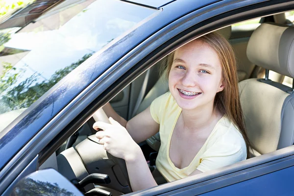 Teenager-Mädchen lernt Autofahren — Stockfoto
