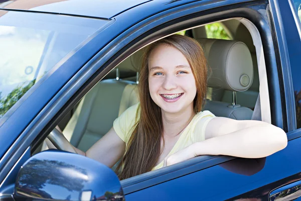 Teenager-Mädchen lernt Autofahren — Stockfoto