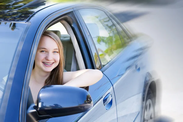 Дівчина-підліток вчиться водити машину — стокове фото