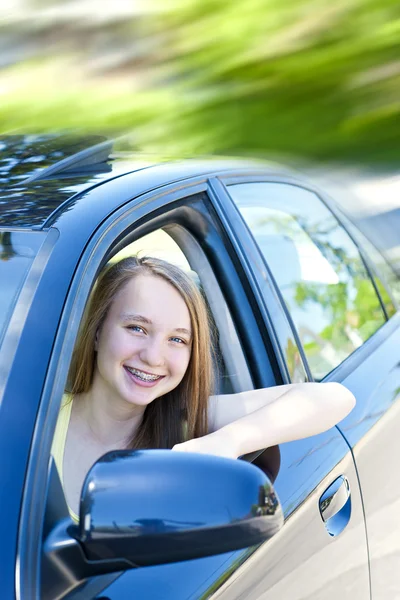 十几岁的女孩学开车 — 图库照片