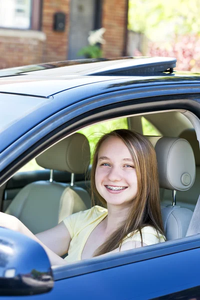 Teenager-Mädchen lernt Autofahren — Stockfoto