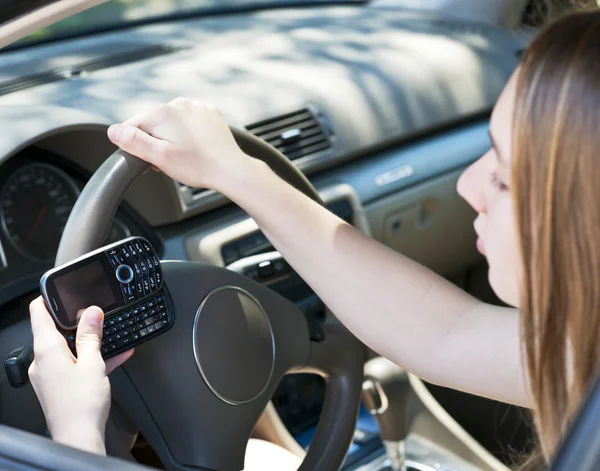 Teenager Mädchen SMS schreiben und Autofahren — Stockfoto