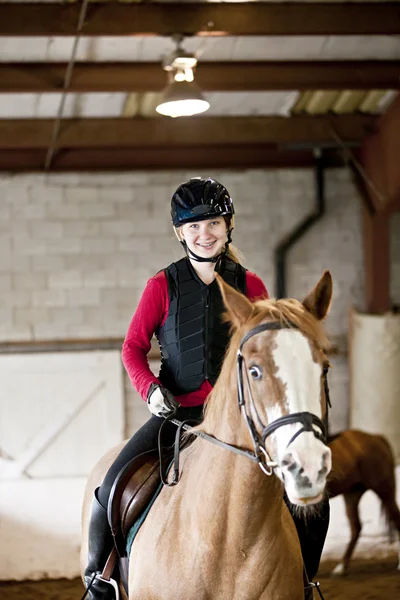 十代の少女の乗馬馬 — Stock fotografie