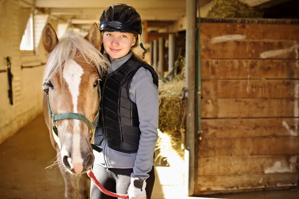 Meisje met paard — Stockfoto
