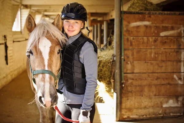 Fille avec cheval — Photo