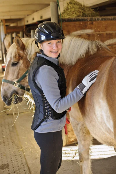 Flicka med häst — Stockfoto