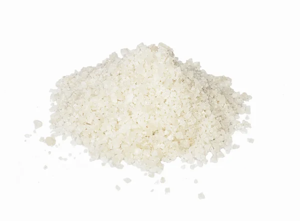 Σωρό από γκρι θαλασσινό αλάτι, χέρι-που συγκομίζονται, απομονωμένα σε λευκό — Φωτογραφία Αρχείου