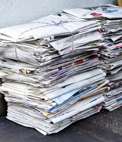 Papelera de periódico viejo para el reciclaje , —  Fotos de Stock