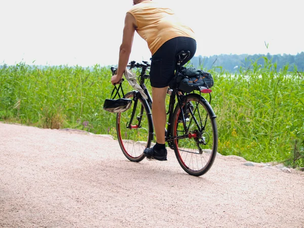 Biker em pequena estrada de cascalho, no verão — Fotografia de Stock