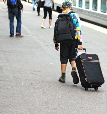 Yalnız, draging tren terminalde Bagaj yolculuk çocuk