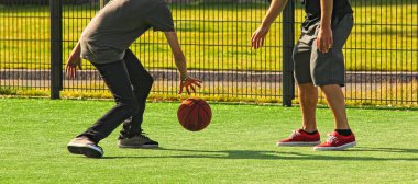 rakibi bir tek bir basketbol maçı sırasında koruyan bir genç basketbolcu.