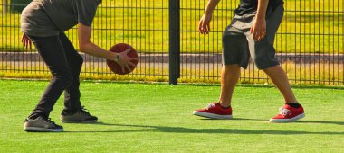 rakibi bir tek bir basketbol maçı sırasında koruyan bir genç basketbolcu.