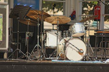 Sahne alanı, açık havada, hiç kimse ile izole drumset