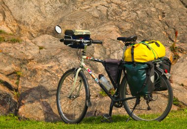 yüklenen touring bisiklet bir mauntain yanında dinlenme molası