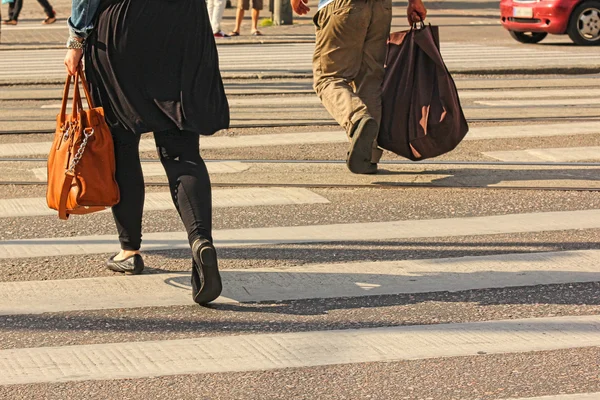 Walkers are crossing a town street, no faces — Stock Photo, Image