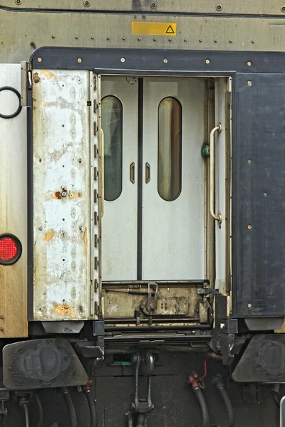 Achterzijde van de trein personenauto's, niemand rond — Stockfoto