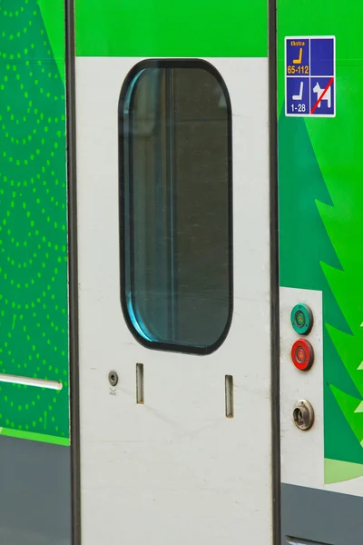 Kapalı araba kapıları ile sabit tren closeup — Stok fotoğraf
