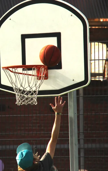 Попытка забить гол в баскетболе, на открытом воздухе — стоковое фото