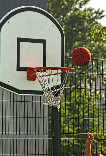 Attempting to score a goal at basketball, outdoors — Stock Photo, Image