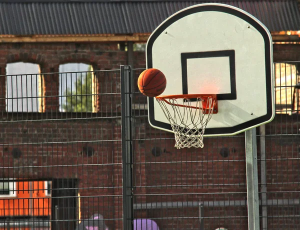 Forsøger at score et mål på basketball, udendørs - Stock-foto