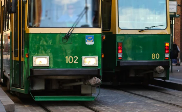 Tram vert dans la capitale de la Finlande, Helsinki — Photo
