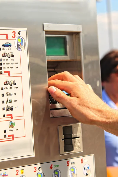 Máquina expendedora de billetes, comúnmente utilizada para el transporte público — Foto de Stock
