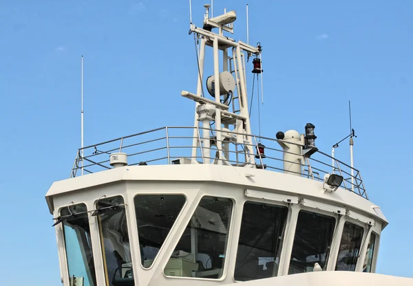 Bir tekneye doğru mavi gökyüzü köprü — Stok fotoğraf