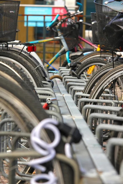 Cyklar parkerade i staden, i en fin linje i ett rack — Stockfoto