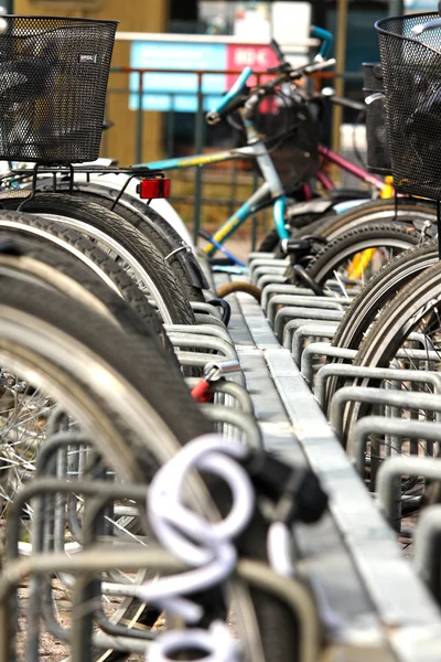 Bicicletas estacionadas na cidade, em uma linha agradável em um rack — Fotografia de Stock