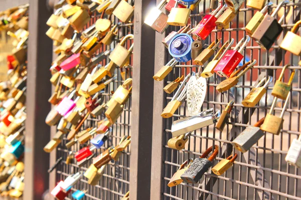Bro av kärlek, låser låst på en bro — Stockfoto