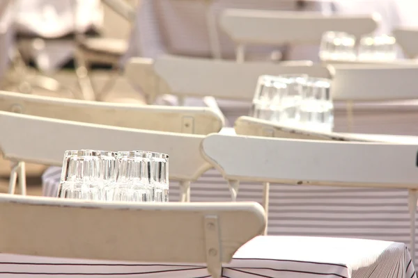 Bílé židle a stoly, venku v restauraci — Stock fotografie