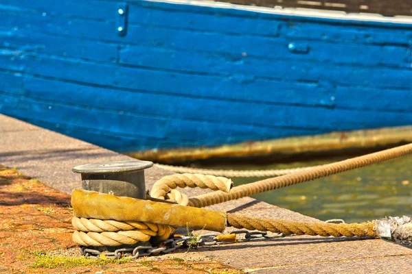 Aanleggen van een blauw boot in de haven — Stockfoto