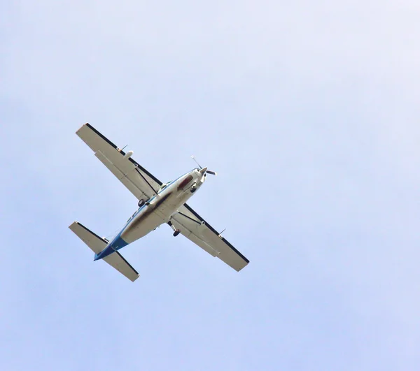 Küçük uçak izole mavi gökyüzü doğru itmek — Stok fotoğraf