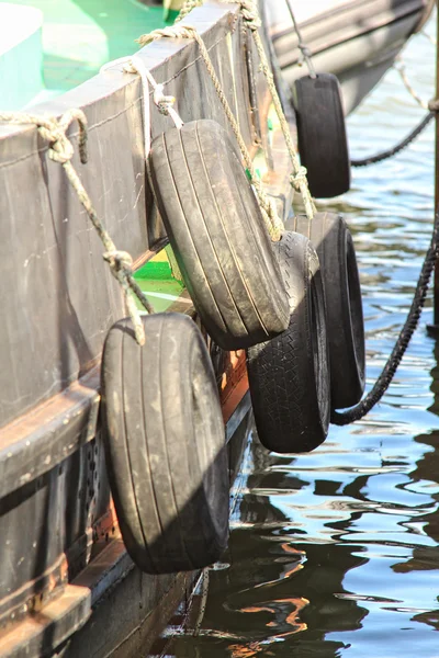 Otomobil lastiği bağladılar teknede darbeleme korumak — Stok fotoğraf