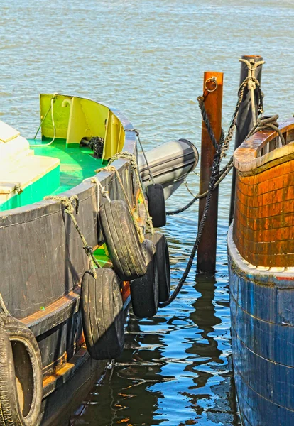 Autoreifen zum Schutz vor Unebenheiten auf Boot gebunden — Stockfoto