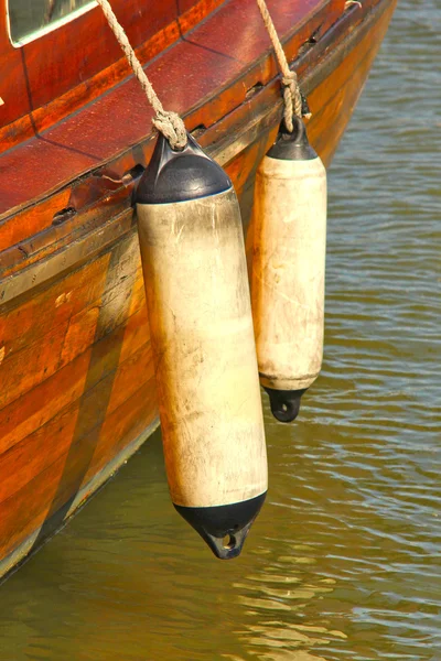 Вид сбоку на деревянную винтажную лодку в гавани — стоковое фото