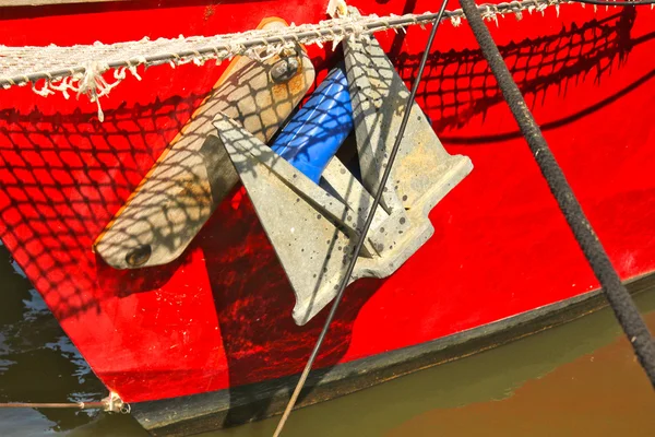 特写红色弓和从渔船上的锈锚 — 图库照片