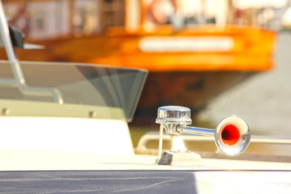 Туманный рог, установленный на лодке в гавани — стоковое фото
