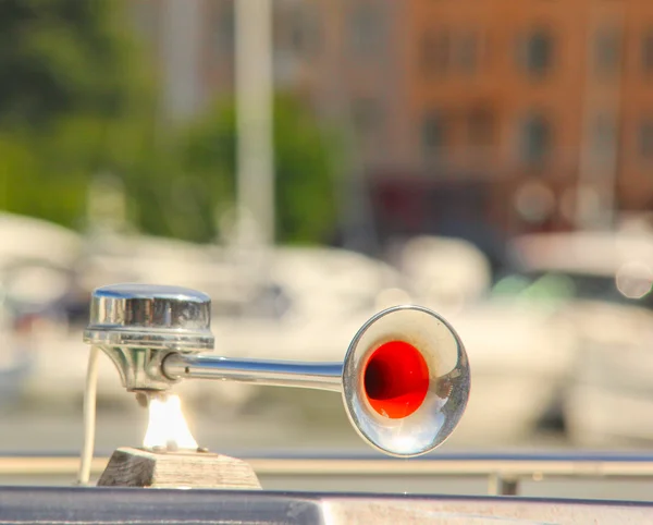 Dimma horn monteras på en båt, i hamnen — Stockfoto
