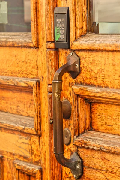 Старі дерев'яні двері, з сучасним відкривачем коду — стокове фото